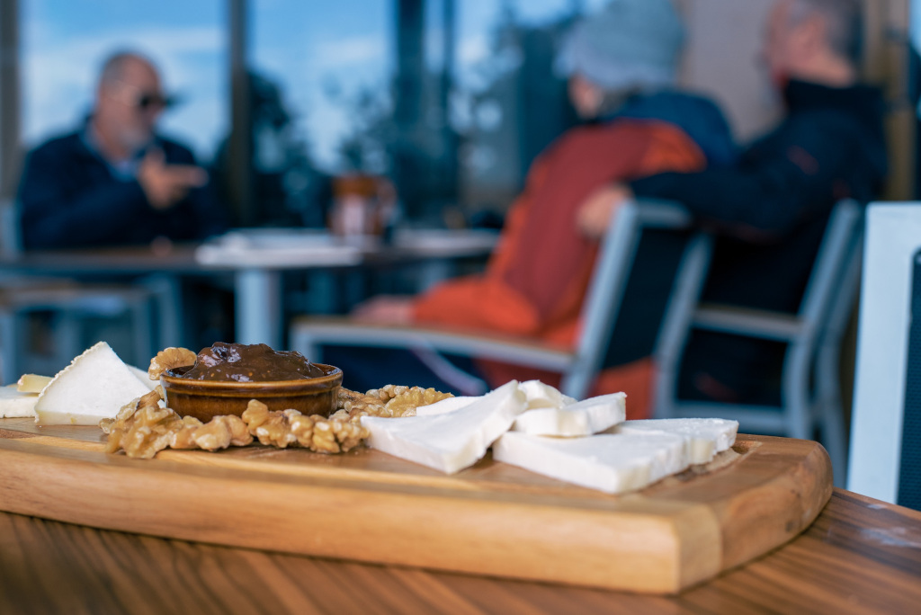 Plateau de fromages avec noix sur une table de restaurant à Tenerife.