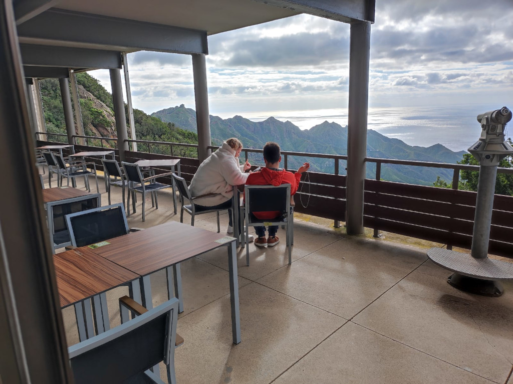 Deux personnes assises à une terrasse avec vue sur les montagnes d'Anaga, Tenerife.
