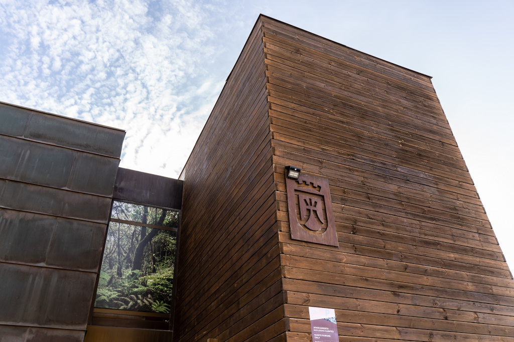 Bâtiment en bois avec logo et reflet de forêt à Anaga, Tenerife.