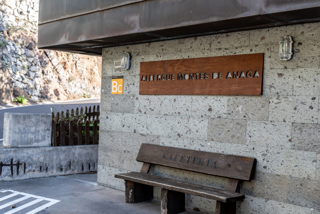 Albergue Montes de Anaga à Tenerife avec banc écrit CAFETERIA.