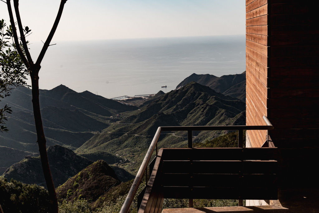 Vue depuis un balcon sur les montagnes et l'océan à Tenerife.