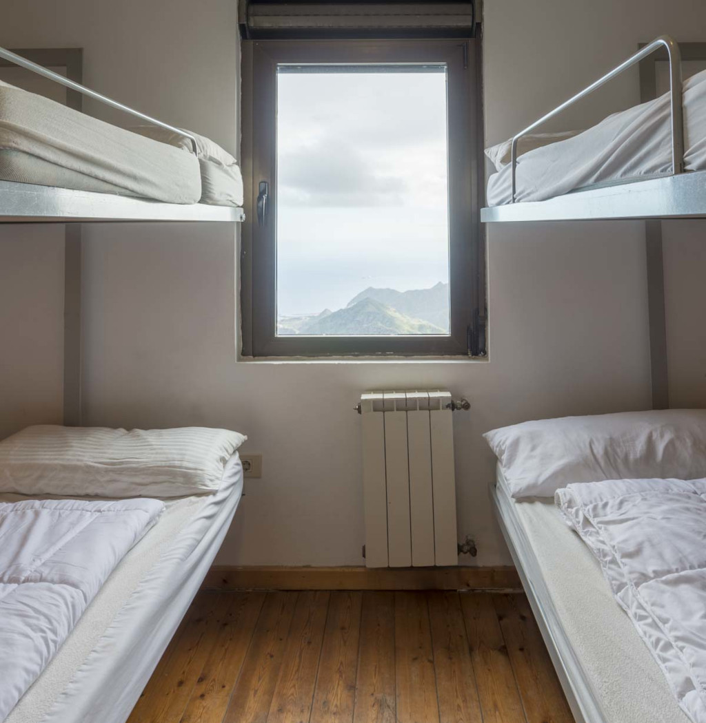 Chambre à lits superposés avec vue sur les montagnes de Tenerife par la fenêtre.