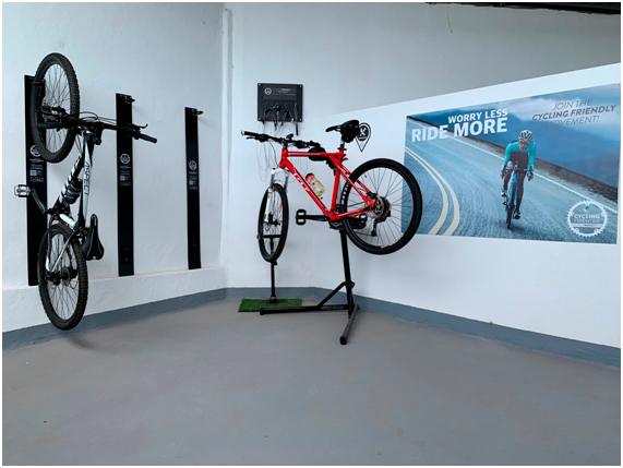 Deux vélos sur un support, avec affiche Worry Less Ride More à Tenerife.