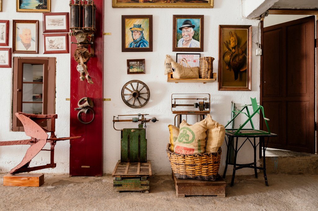 Objets anciens et portraits exposés sur un mur intérieur à Tenerife.