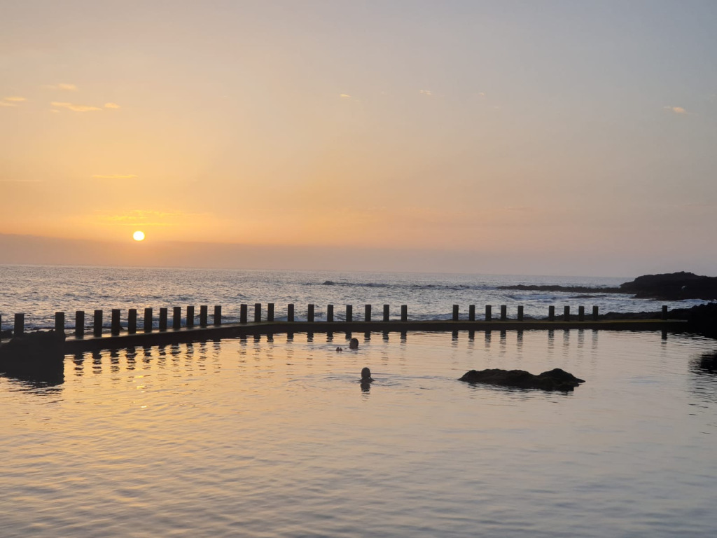 Coucher de soleil sur un bassin naturel à Tenerife.