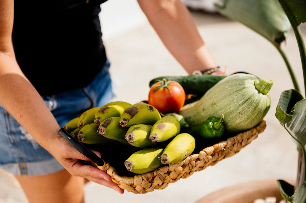 Panas, courgette et tomate dans un panier à Tenerife.