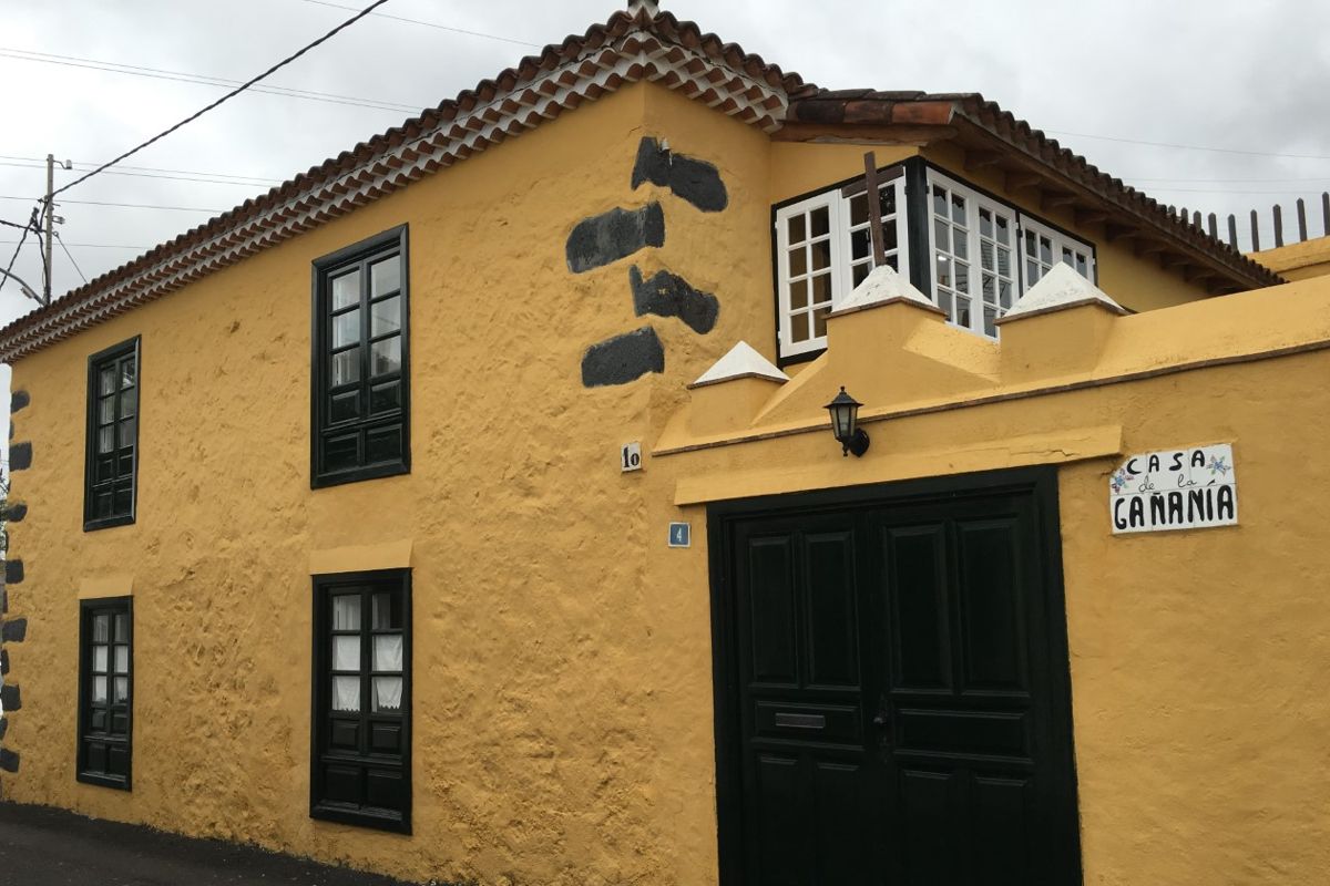 Maison jaune avec pancarte Casa de la Gañanía à Tenerife.
