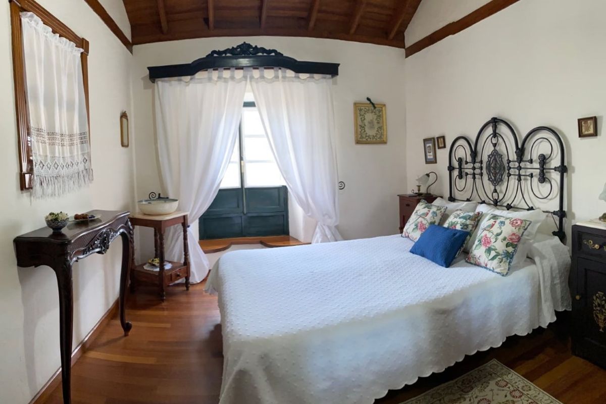 Chambre avec lit double et décoration traditionnelle à Tenerife.