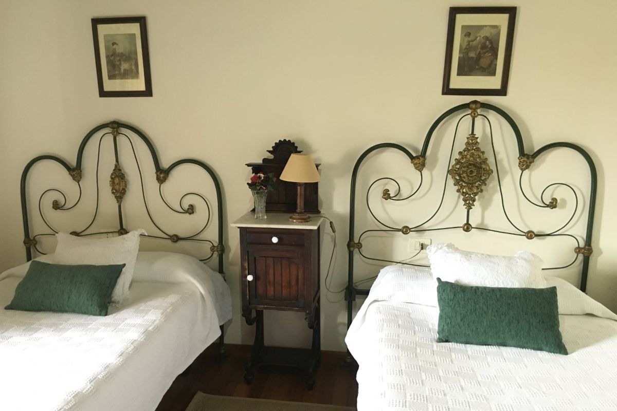 Deux lits simples avec tête de lit métallique à Tenerife.