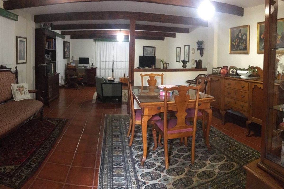 Salle à manger avec table en bois et tapis à La Laguna.