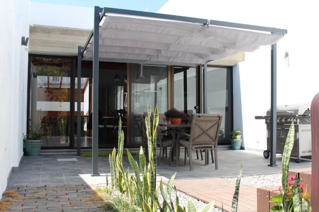 Patio avec pergola et mobilier de jardin à Tenerife.