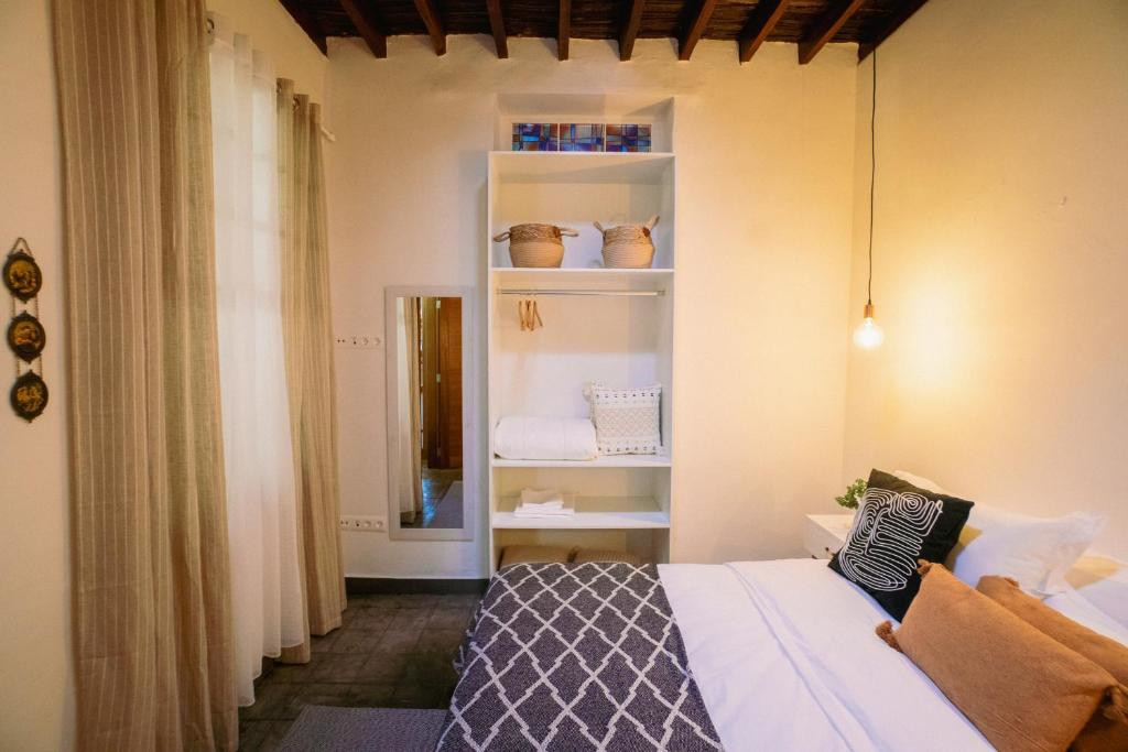 Chambre confortable à Tenerife avec lit, porte-serviettes et décoration simple.