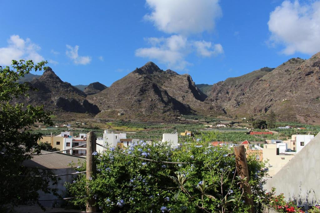 Vue des montagnes et des maisons de la commune de Teno, à Tenerife.