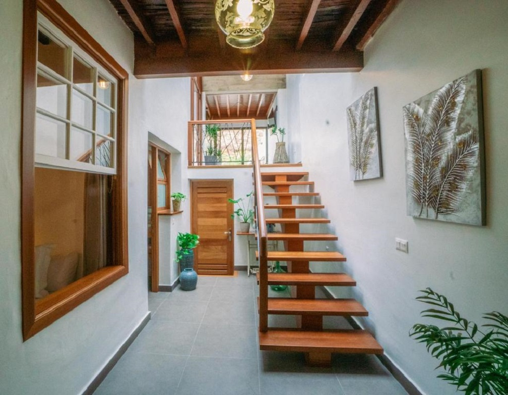 Escalier en bois et plantes dans un couloir lumineux à Tenerife.