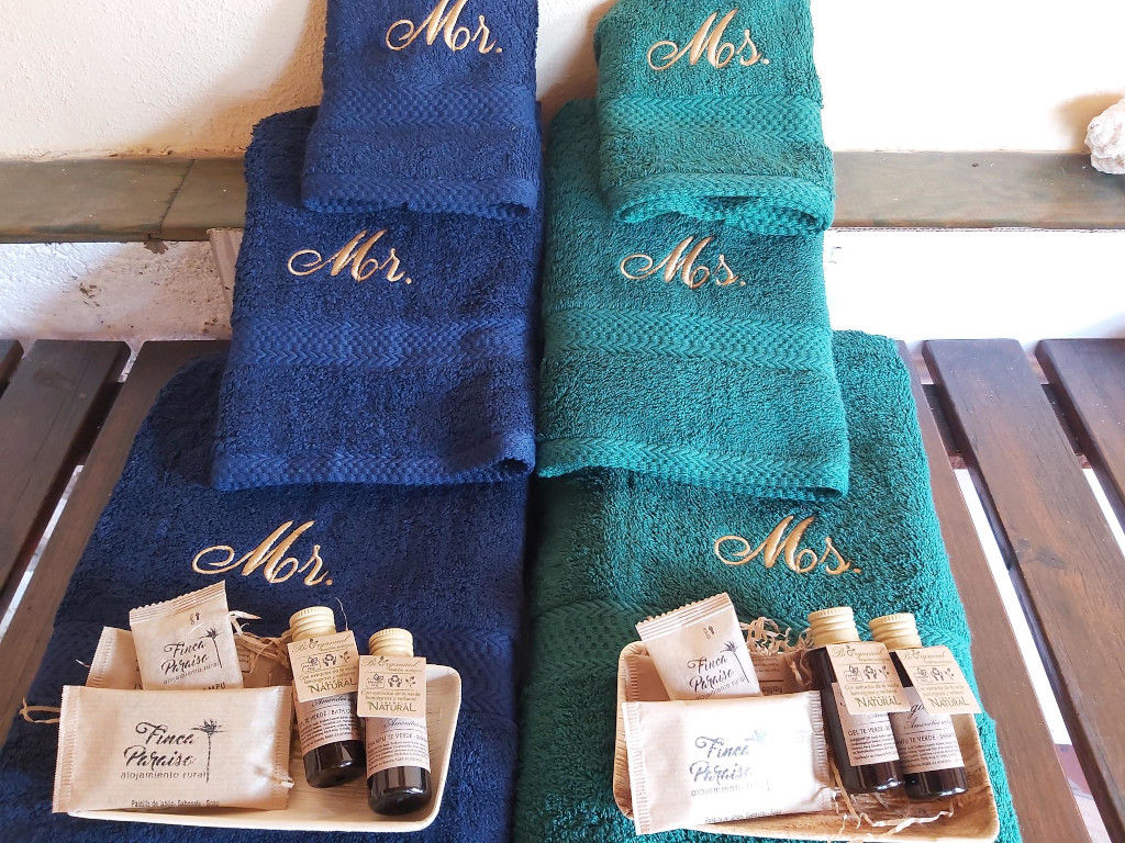 Serviettes bleues et vertes avec produits de bain Finca Paraíso Tenerife.