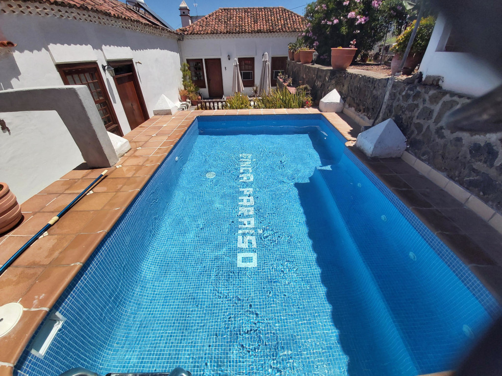 Piscine avec texte Finca Paraíso, maison traditionnelle à Tenerife.
