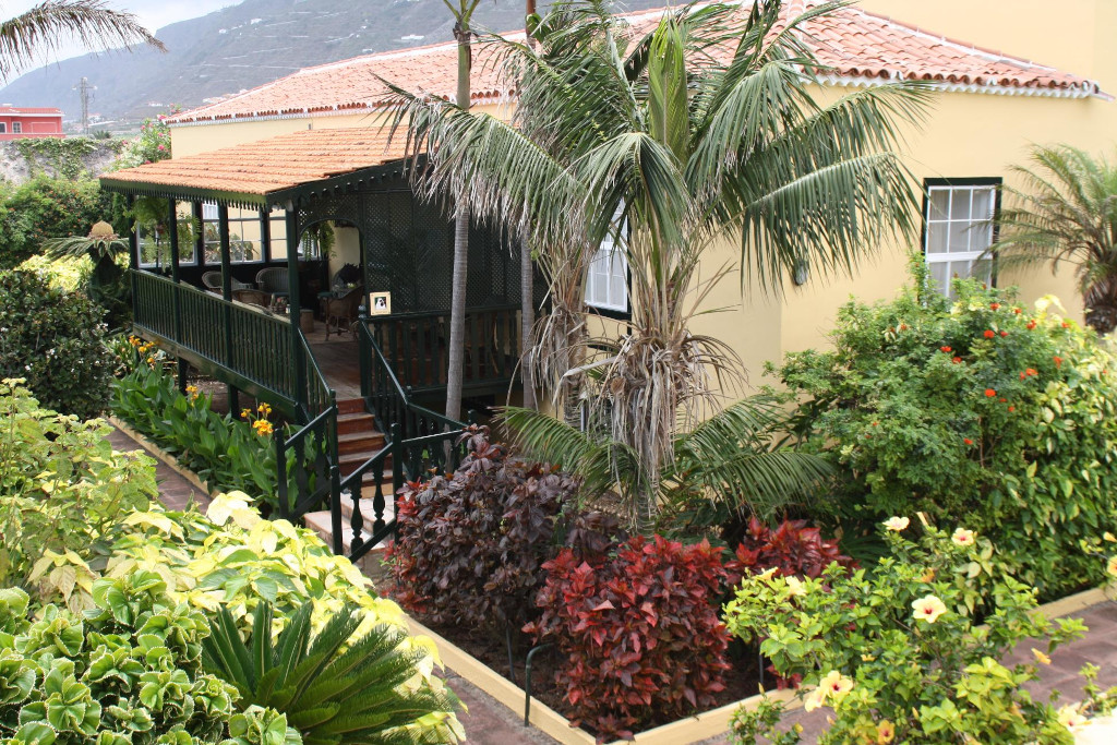 Bâtiment entouré de palmiers et fleurs à Tenerife.