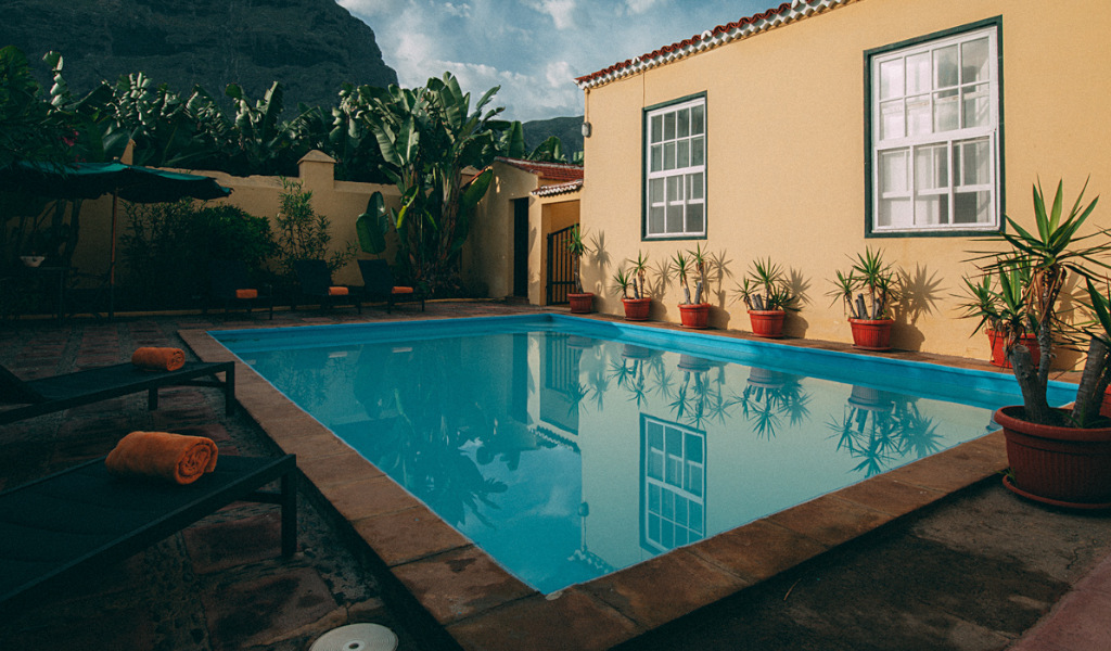 Piscine entourée de plantes dans une maison à Tenerife.