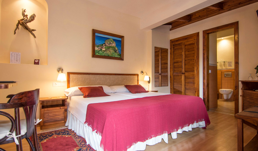 Chambre d'hôtel à Tenerife avec lit double et salle de bain attenante.