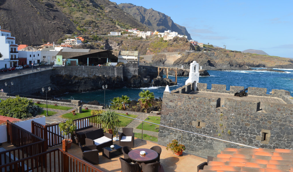Vue côtière à Garachico, Tenerife, avec terrasse et architecture historique.