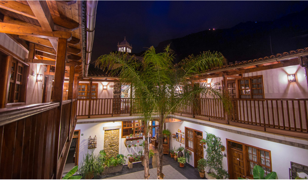 Cour intérieure avec balustrade en bois et plantes à La Orotava, Tenerife.