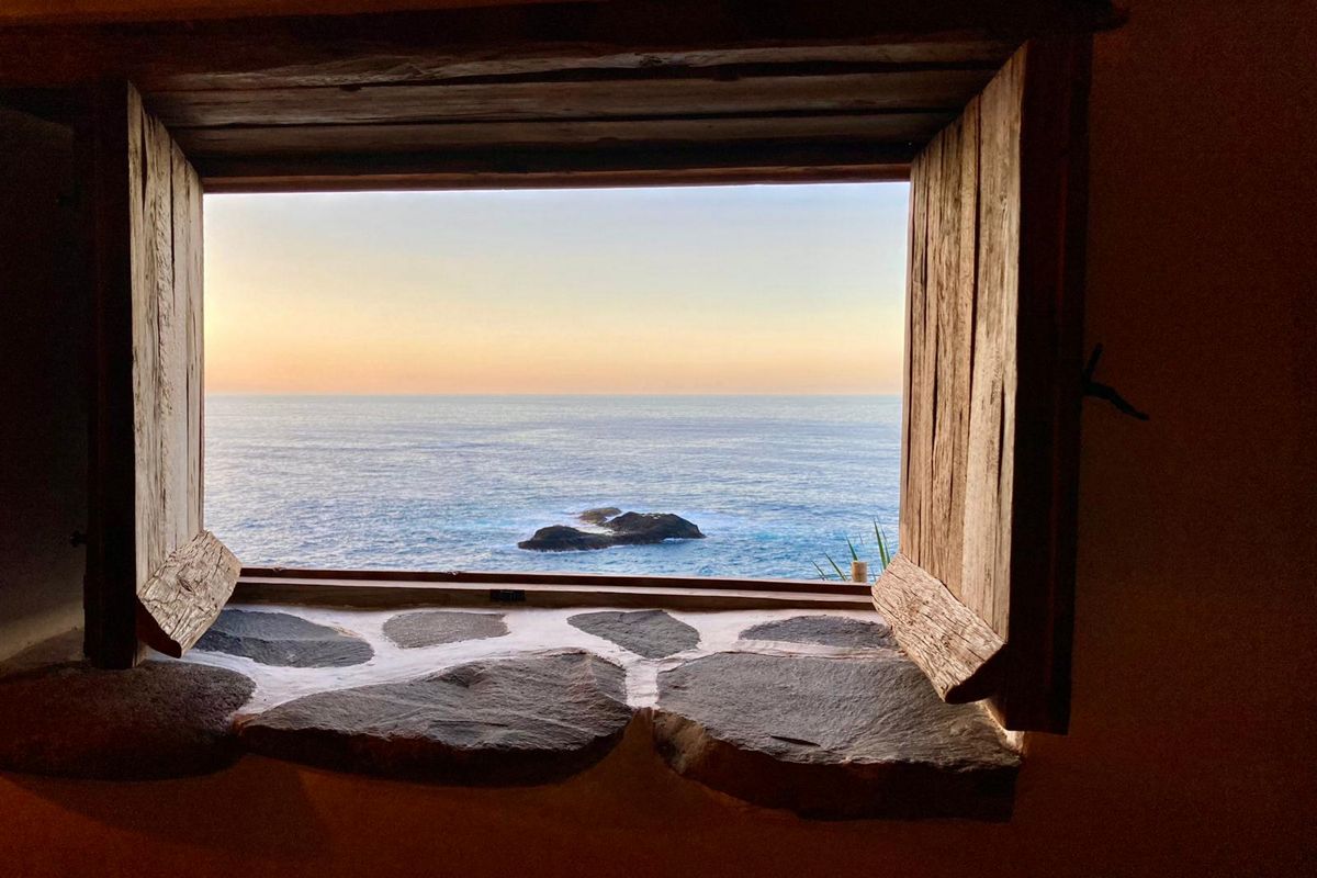 Vue sur la mer à travers une fenêtre en pierre à Tenerife.