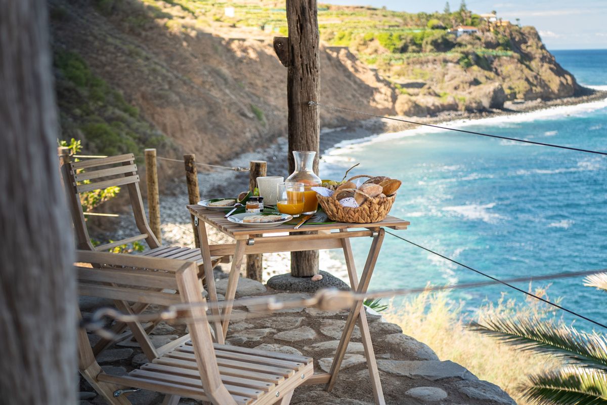 Petit-déjeuner sur terrasse avec vue sur la mer à Tenerife.