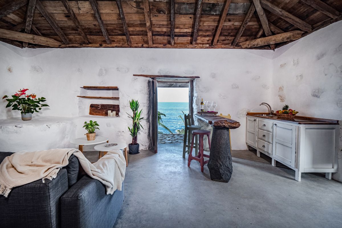 Intérieur d'une maison rustique avec vue sur la mer à Tenerife.