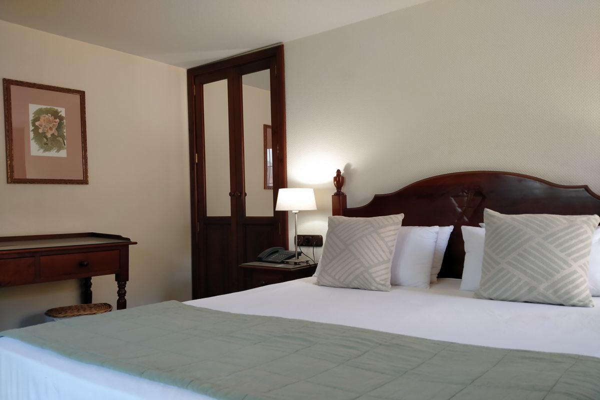 Chambre d'hôtel avec lit double et table à Santa Cruz de Tenerife.