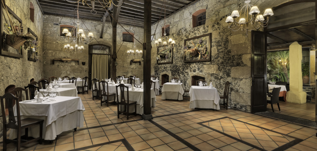 Salle à manger élégante avec des tables dressées à Tenerife.
