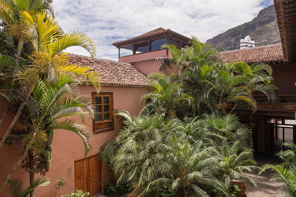 Bâtiment traditionnel entouré de palmiers à Tenerife.