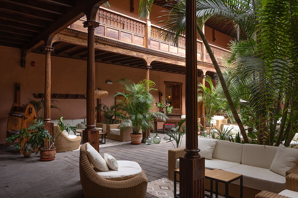 Cour intérieure avec canapés et plantes à Tenerife.