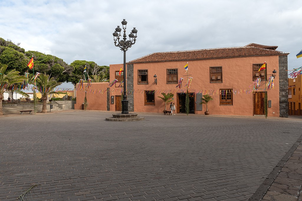 Place en pavés avec un bâtiment traditionnel à La Orotava, Tenerife.