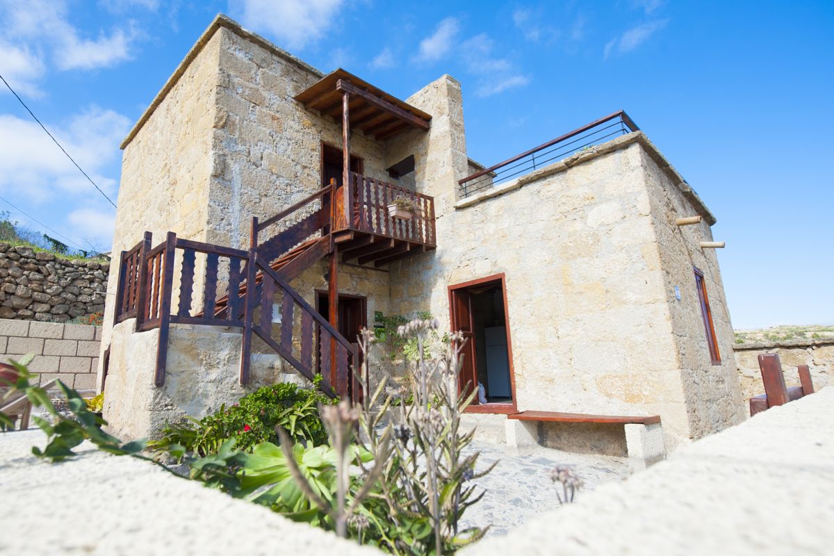 Maison en pierre avec escaliers en bois à Güímar, Tenerife.