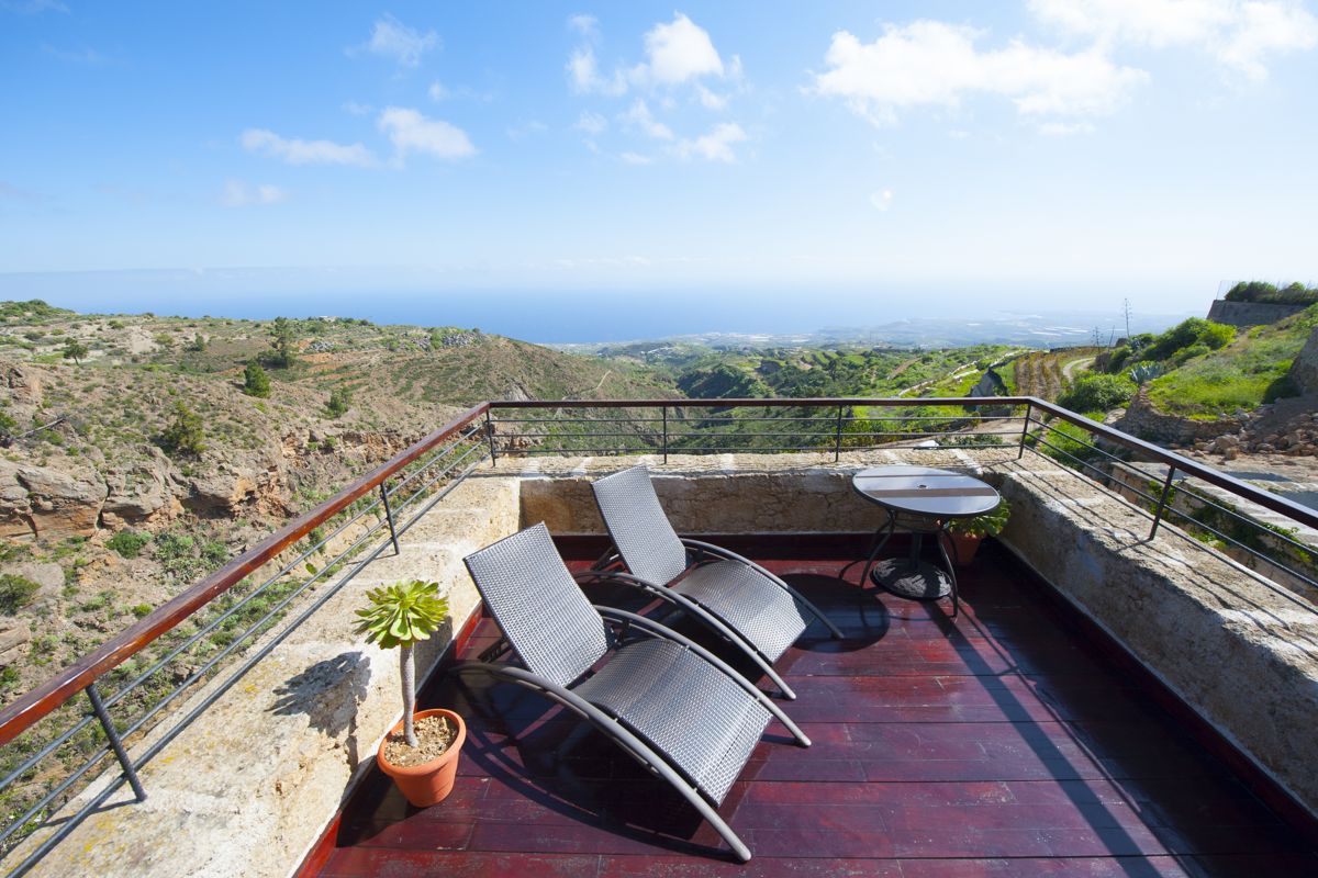 Terrasse avec vue sur la mer à Tenerife, deux chaises longues et une table.