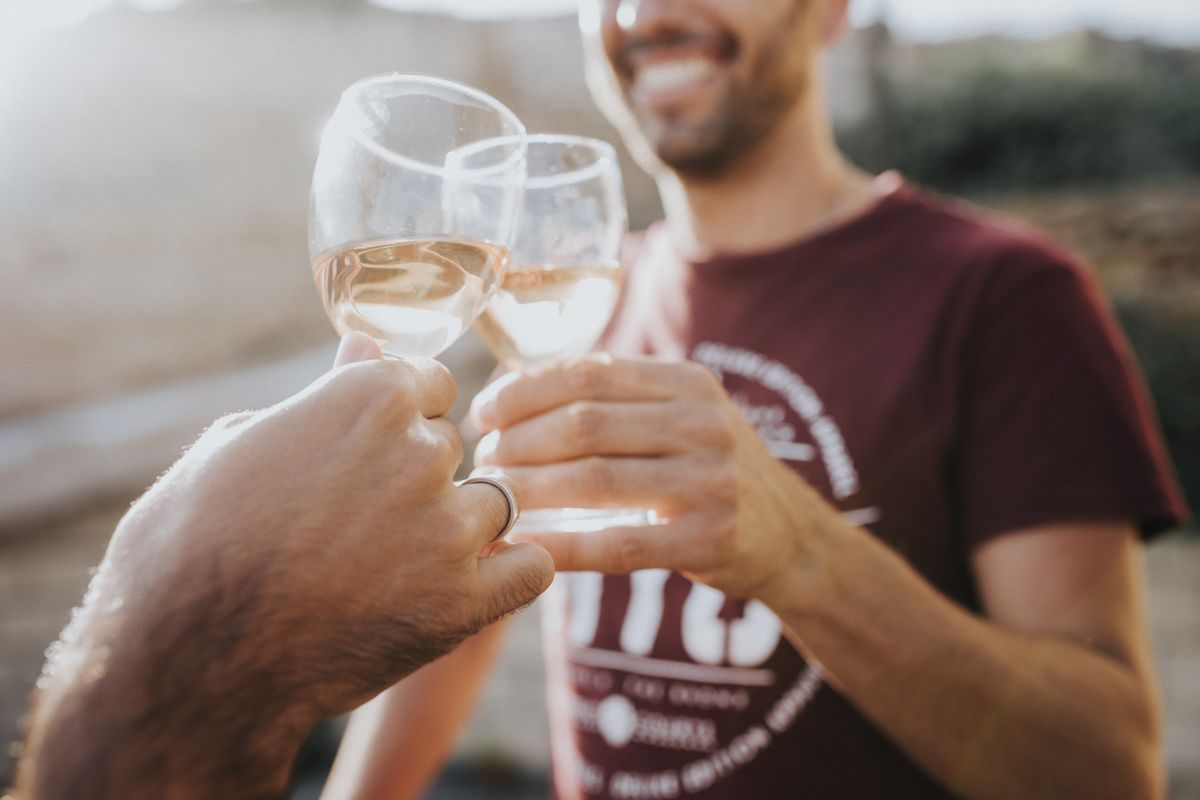Des personnes trinquent avec du vin à Tenerife.