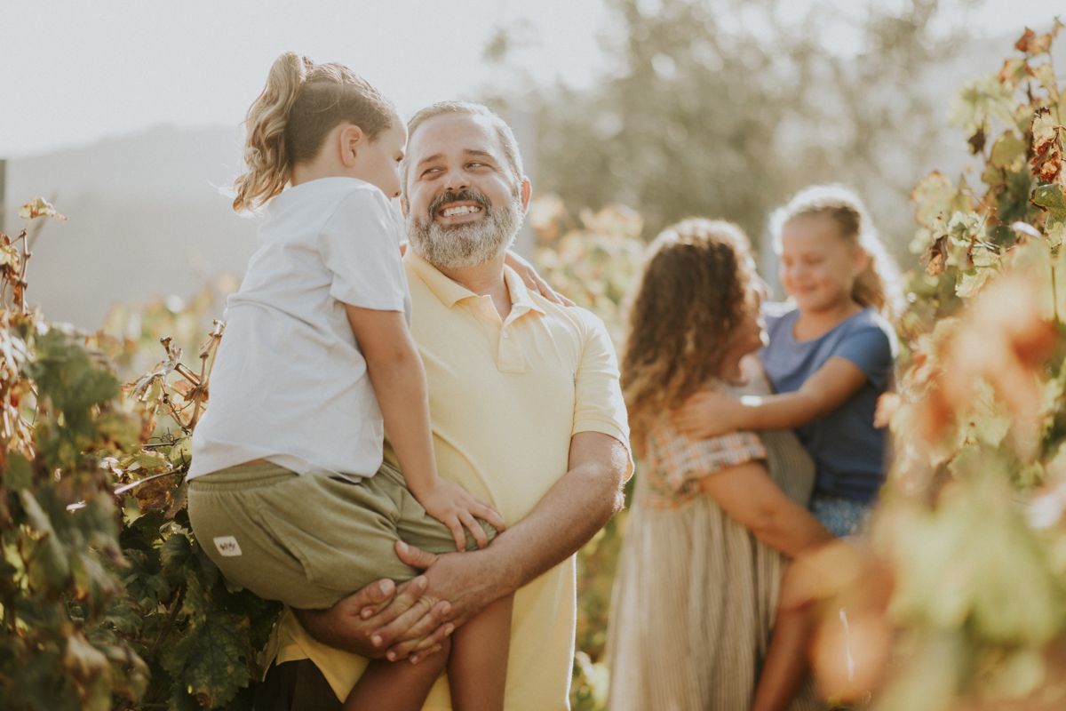 Famille heureuse avec enfants dans un vignoble à Tenerife.