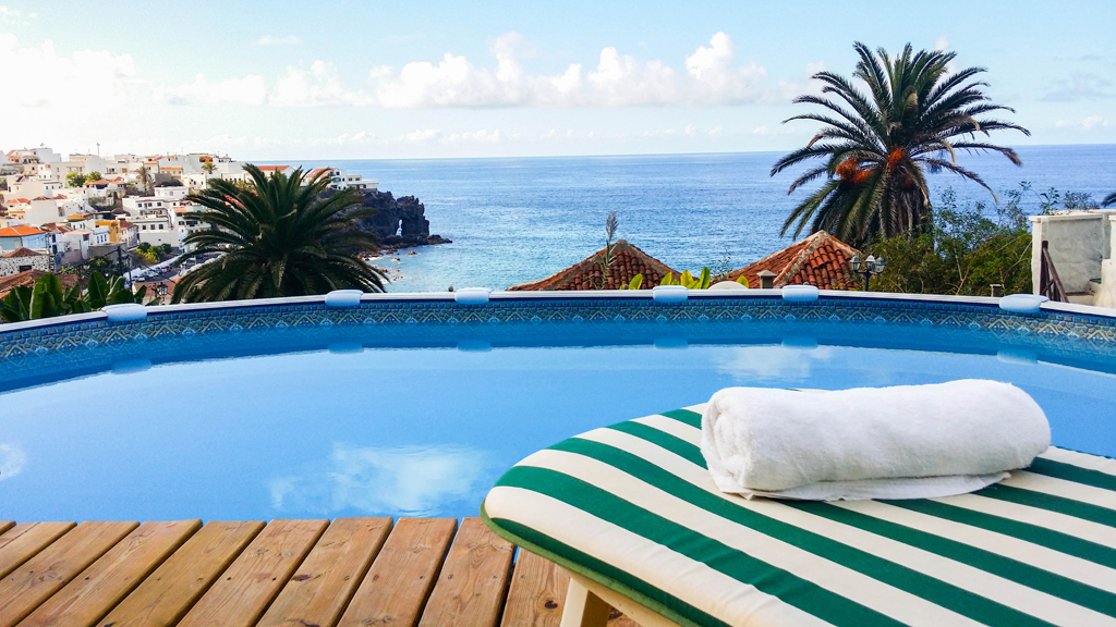 Vue de la piscine avec océan et palmiers à Puerto de la Cruz, Tenerife.
