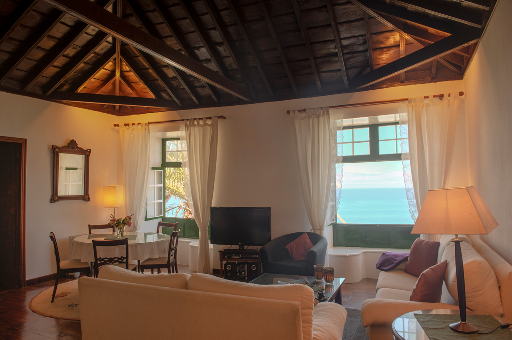 Salon avec vue sur mer à Tenerife, canapé, table, télévision, lumière naturelle.