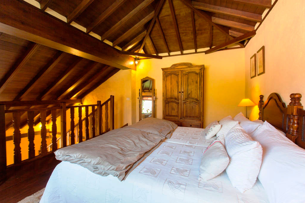 Chambre en bois rustique avec lit double à Tenerife.