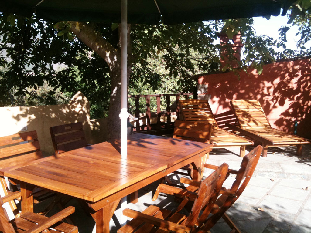 Chaises longues et table en bois sous parasol à Tenerife.