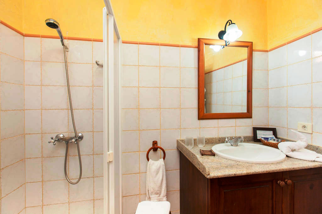 Salle de bain avec douche, lavabo, miroir à Tenerife.
