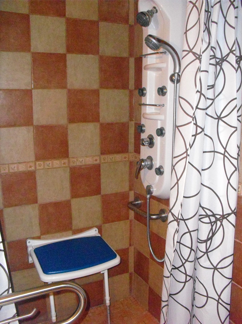 Douche avec siège pliant et rideau à motifs à Tenerife.
