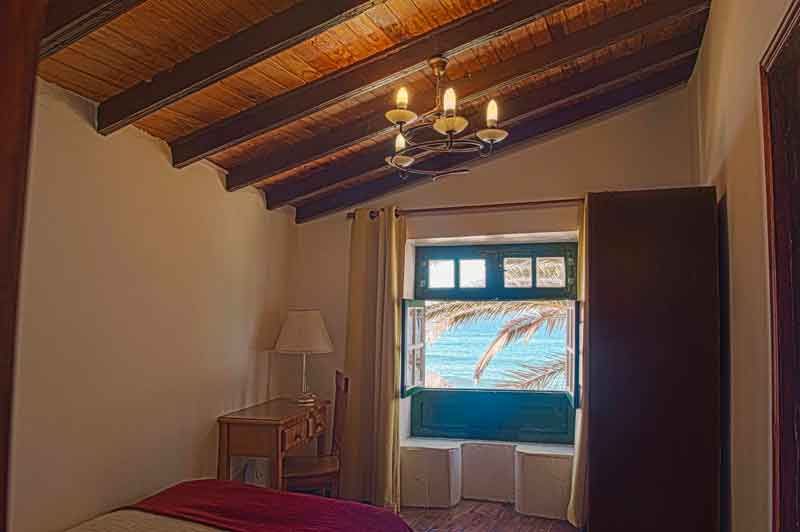 Chambre avec vue sur la mer et palmier à Tenerife.