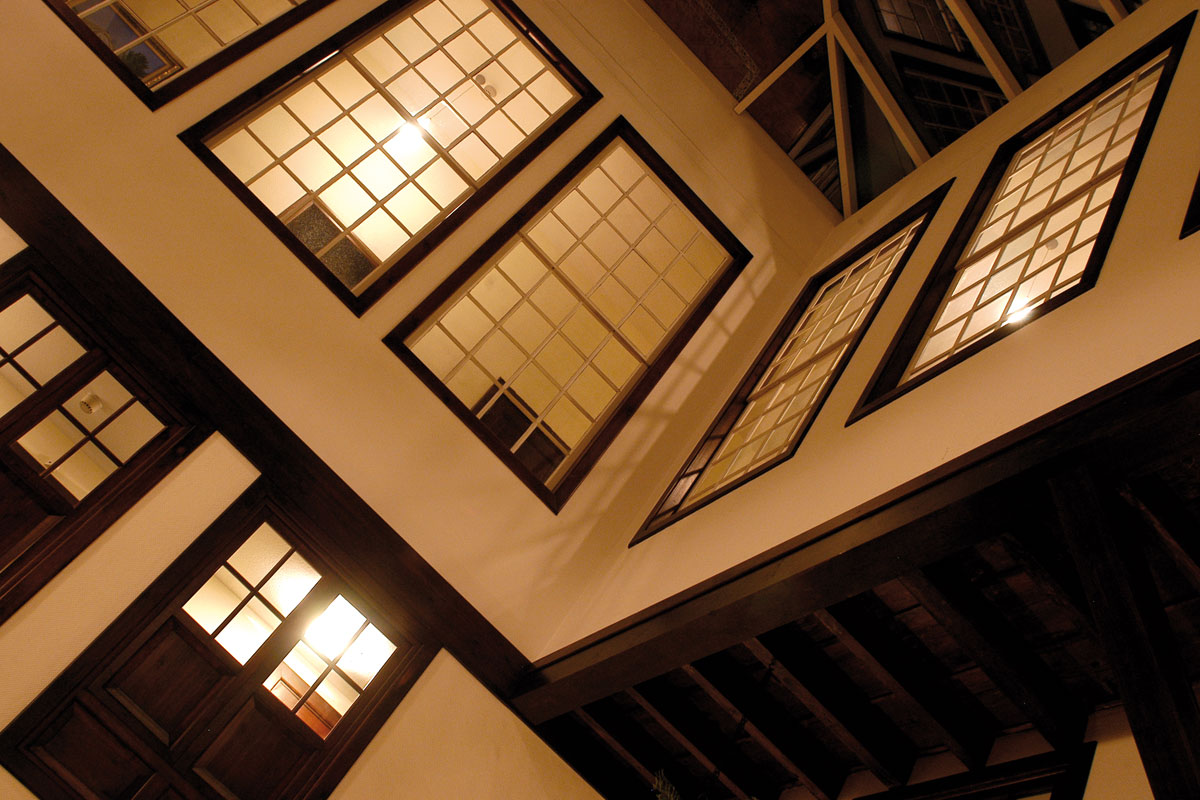 Fenêtres en bois illuminées de l'intérieur au Musée d'Histoire de Tenerife.