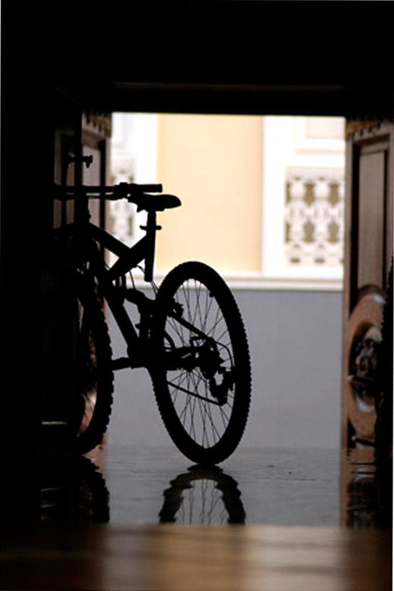 Vélo silhouetté dans une entrée à Tenerife.