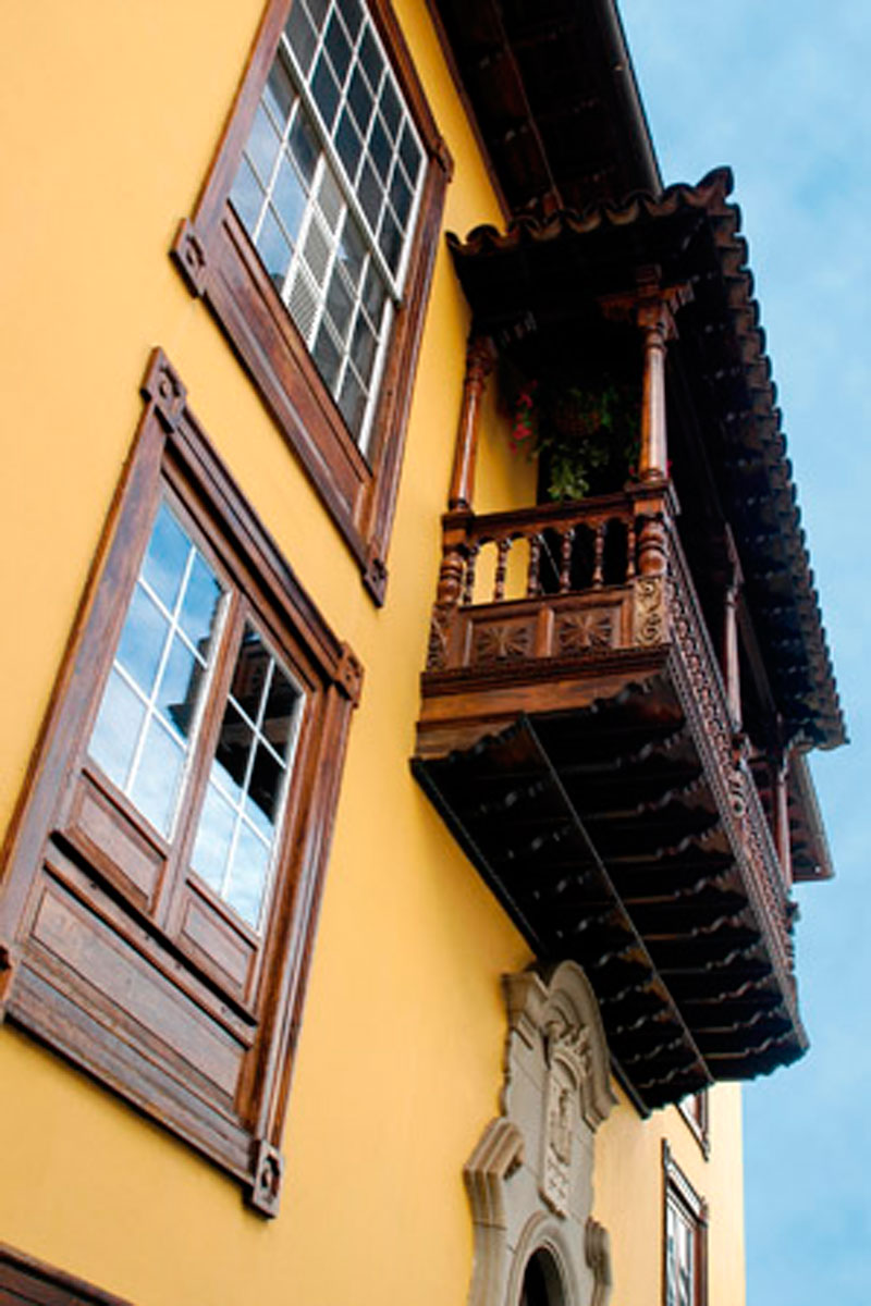 Fenêtre et balcon en bois sur un bâtiment à La Orotava, Tenerife.
