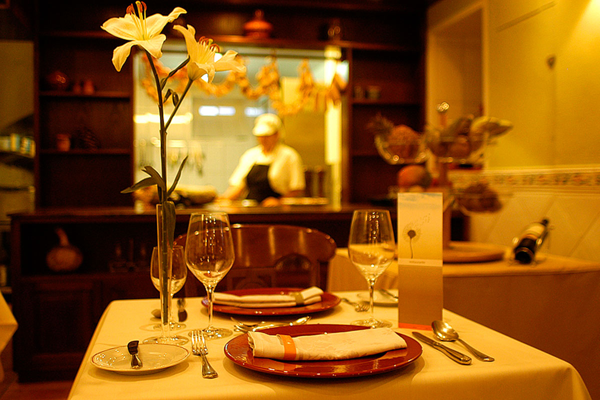 Table dressée avec fleurs, verres et couverts dans un restaurant à Tenerife.