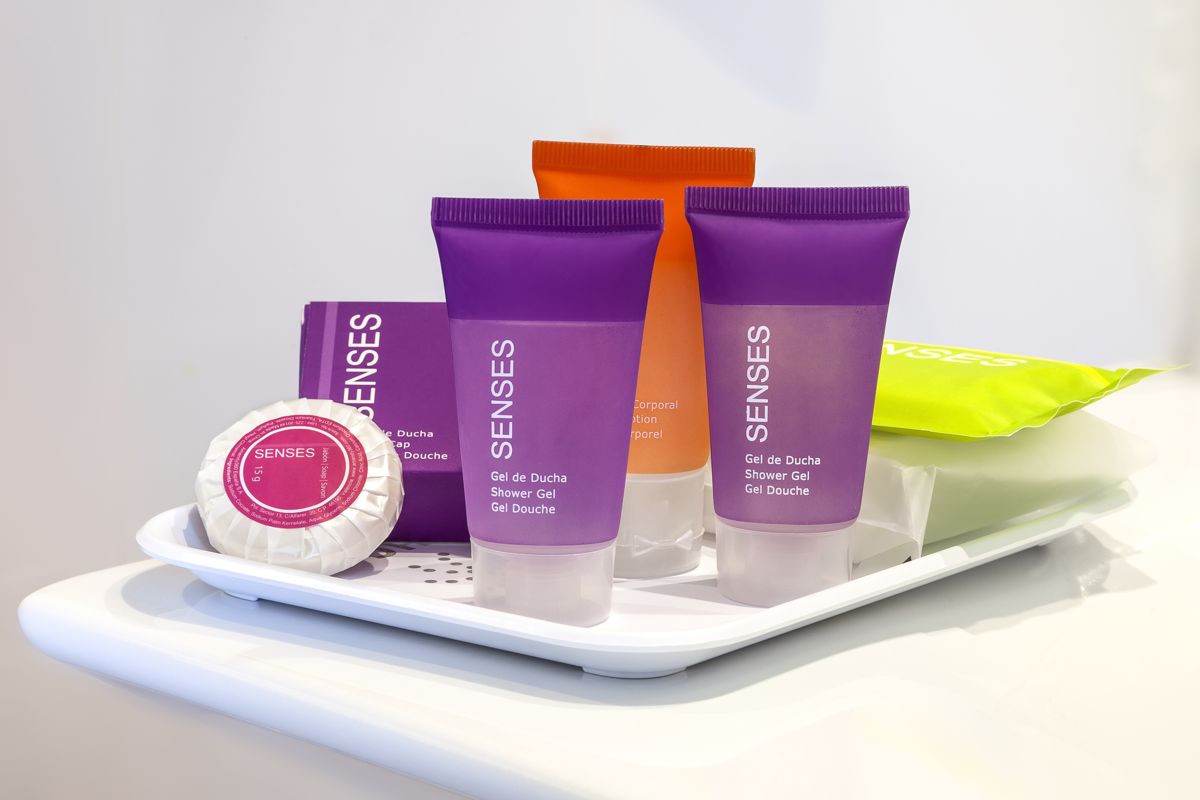 Produits de bain SENSES sur un plateau dans un hôtel à Tenerife.