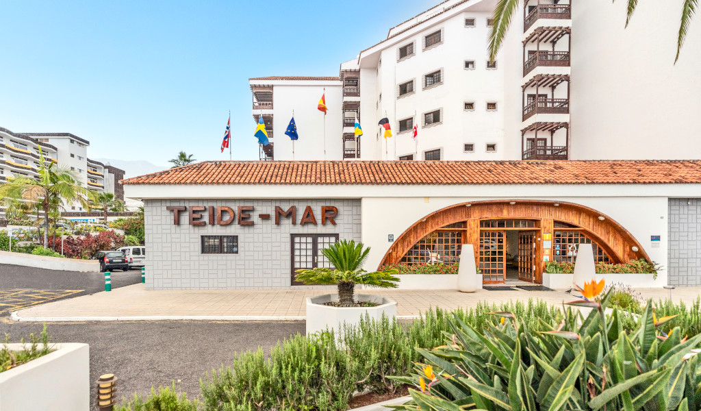 Entrée principale du bâtiment Teide-Mar avec drapeaux à Tenerife.